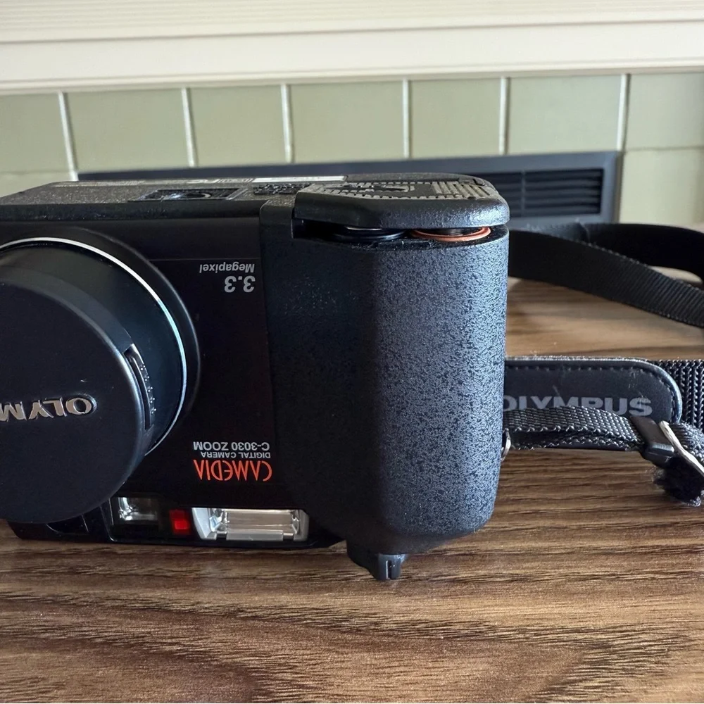 Olympus Camedia Digital Camera w/16MB Smartmedia Card-Battery Door Latch Broken